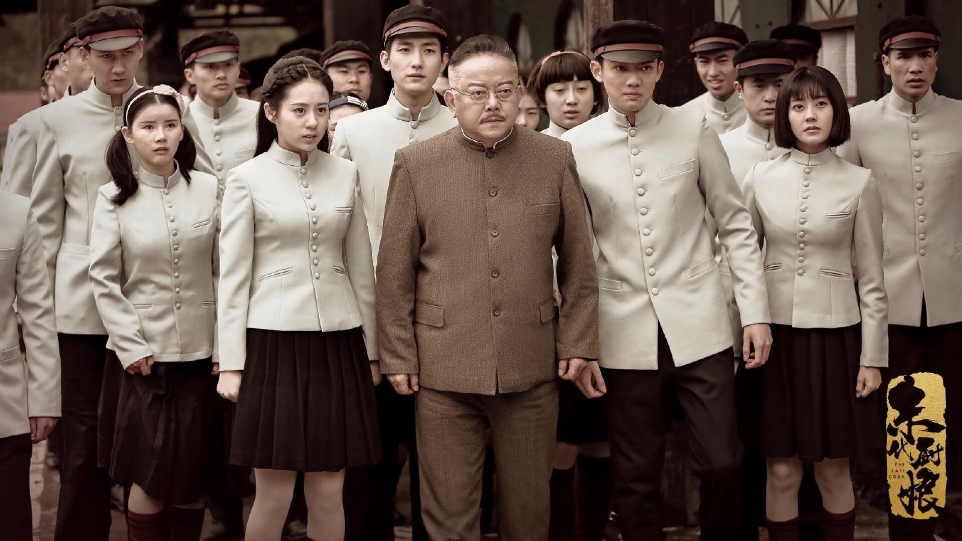 联赛严格要求，球场人员规范行为，球赛队伍