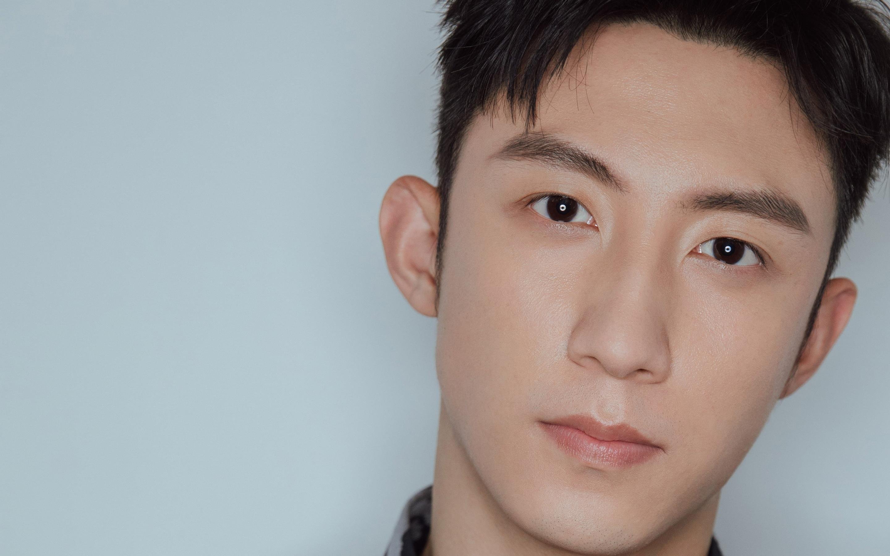 球队是否更倾向利用定位球制造边路进攻机会，球队是否更倾向利用定位球制造边路进攻机会